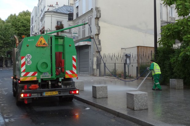 Hier die Hochdruck-Variante einer Gehwegreinigung. Das Ergebnis überzeugt, der Gehweg ist blitzblank. Foto: Patrick Kulow