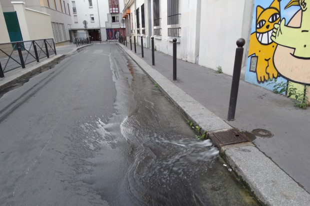 Hier wird die Straße geflutet, das Wasser strömt bergab - Straßenreinigung auf Pariserisch. Foto: Patrick Kulow
