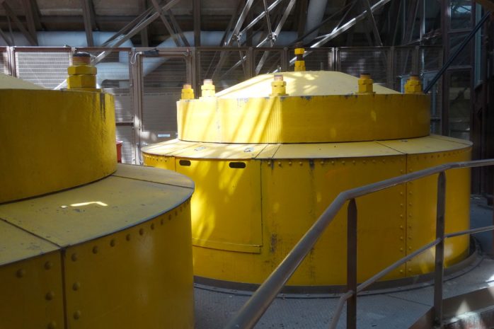 Wenn man unten auf den Aufzug wartet, sind die Gegengewichte des Aufzugs, wenn die Kabine noch oben ist, gut zu sehen. Foto: Patrick Kulow