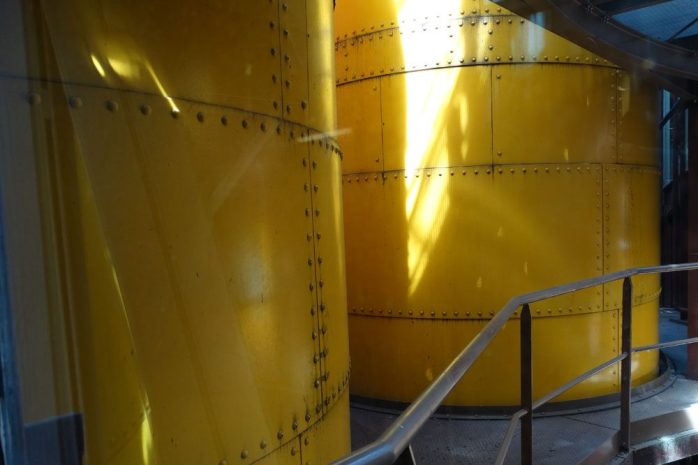 Die Kabine ist unten, die gelb gestrichenen Gegengewichte sind fast ganz zu sehen. Foto: Patrick Kulow