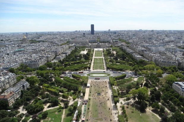 Blick von der zweiten Etage des Eiffelturms:  links ist die goldene Kuppel des Invalidendoms zu erkennen, vor uns liegt das Marsfeld. Hinten das dunkle Hochhaus ist der Tour Montparnasse. Foto: Patrick Kulow