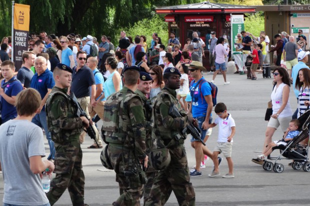 Mitten in der bunten Masse: mit Maschinengewehr bewaffnete Soldaten direkt am Eiffelturm. Foto: Patrick Kulow