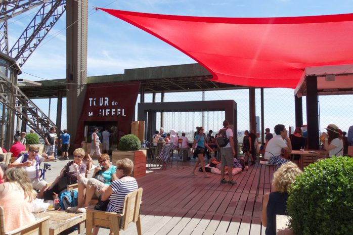 Die roten Sonnensegel spenden schatten und flattern ein wenig im Wind. Foto: Patrick Kulow