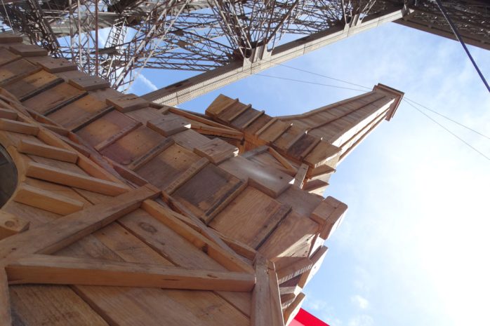 Ein Mini-Eiffelturm aus Holz. Drumherum Sitzbänke und Liegestühle. Foto: Patrick Kulow