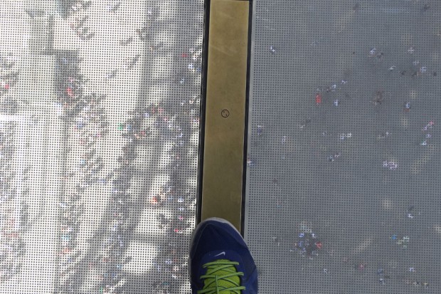 In der Realität wirkt der Boden transparenter. Unten sieht man eine der vier Warteschlangen. Foto: Patrick Kulow