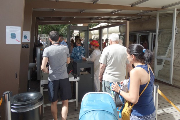 Sicherheitskontrolle am Eingang zum Eiffelturm. Foto: Patrick Kulow