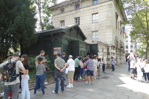 Der Eingang zu den Katakomben am RER-Bahnhof Denfert-Rochereau im 15. Arrondissement. Foto: Patrick Kulow