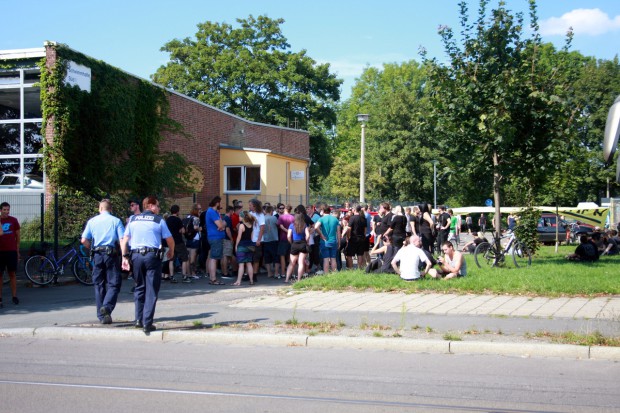 Aktivisten versperren die Ausfahrt. Foto: Alexander Böhm