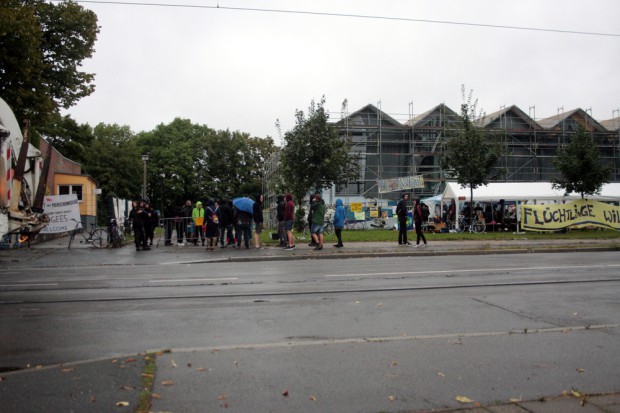 Aktivisten versperren erneut die Einfahrt zur Halle. Foto: Alexander Böhm