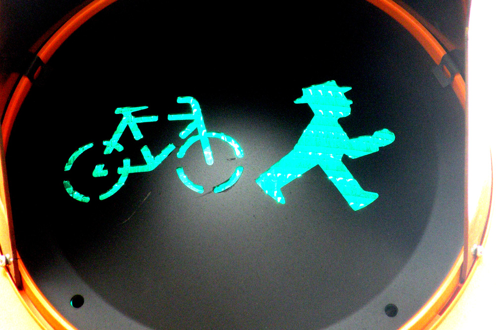 Bekloppt rumstehen an Ampeln - selbst wenn man von frei laufenden Fahrrädern gejagt wird. Foto: Marko Hofmann