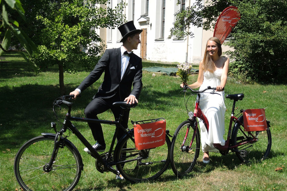 Auch Judith und Stefan Meisel zieht es wie viele Verliebte zur Hochzeitskirche von Clara und Robert Schumann. Foto: W. Schneider / Notenspur-Initiative