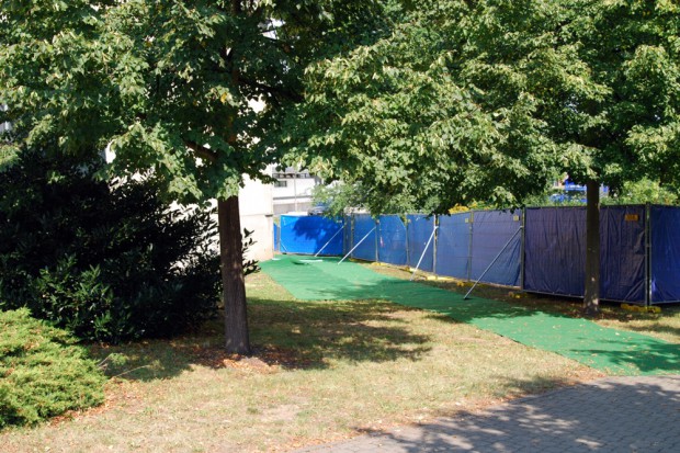Ein bisschen Auslauf am blauen Zaun wird nicht genügen. Bis Sonntagabend könnten 500 Menschen auf einem viel zu kleinen Areal landen. Foto: L-IZ.de