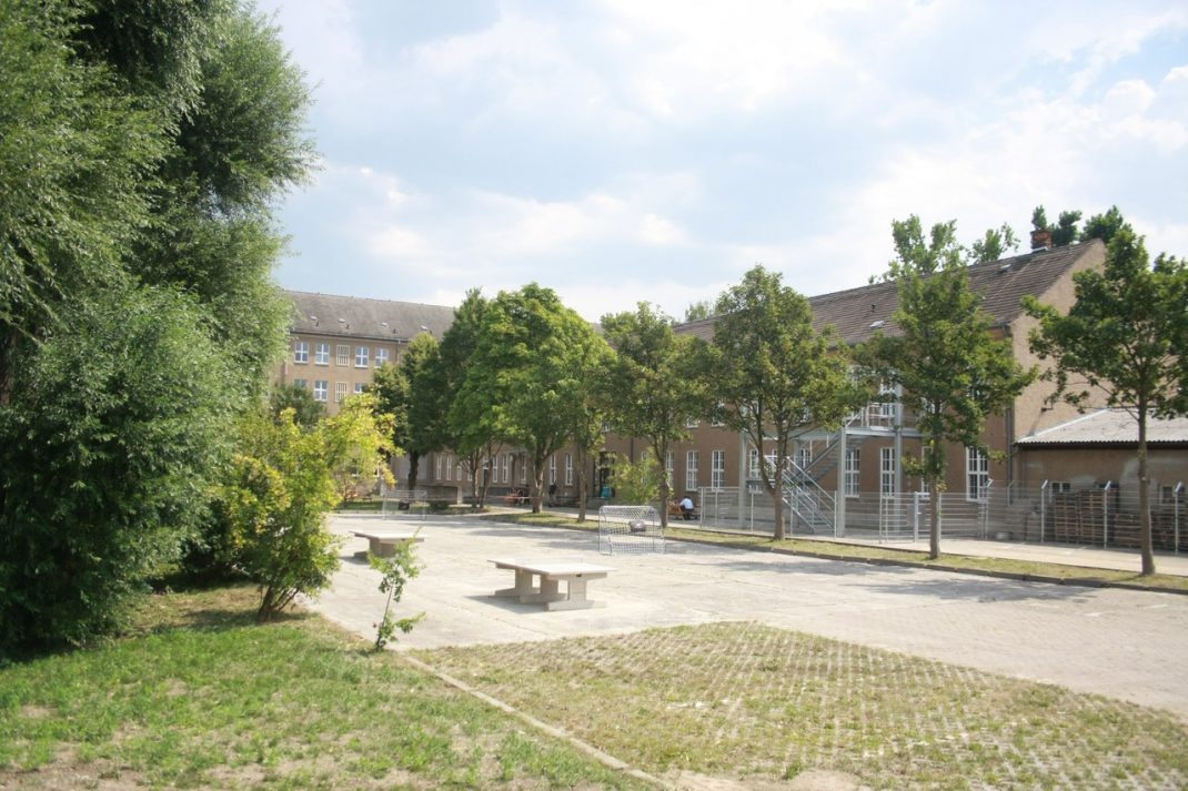 Außenanlage der Erstunterbringung in der Leipziger Friederikenstraße. Foto: Alexander Böhm