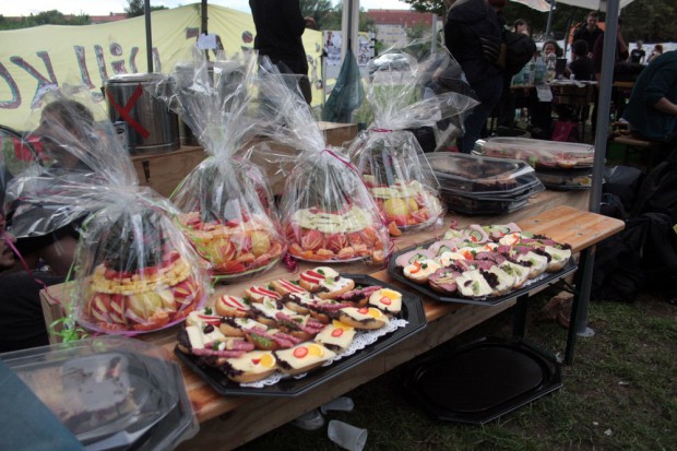 Bei einer Werk 2-Veranstaltung blieb etwas übrig und landete als willkommene Spende vor der Halle. Foto: Alexander Böhm