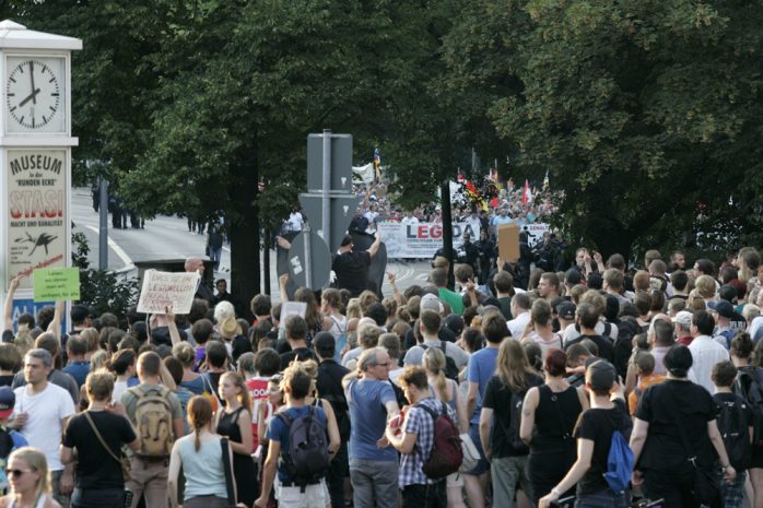Nach Protesten am Brühl zog es die Gegendemonstranten zur angemeldeten Demo an der Thomaskirche Foto: Sebastian Beyer