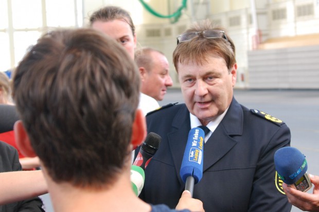 Polizeiprรคsident Bernd Merbitz macht Gegnern der Flรผchtlinge wenig Hoffnung und kรผndigt harte Schritte gegen Hetze und Hass an. Foto: L-IZ.de