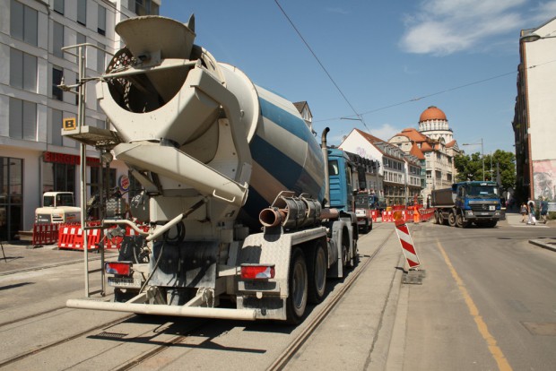Frischer Beton für den Unterbau der Straßenbahngleise. Foto: Ralf Julke