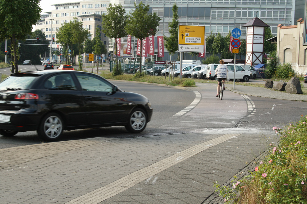 Brandenburger Straße: Kurz hinterm Baumarkt biegt die Abkürzung zum Hauptbahnhof von derr B2 zum Hauptbahnhof ab - viele Kraftfahrer bemerken die Radfahrer an dieser Stelle zu spät. Foto: Ralf Julke