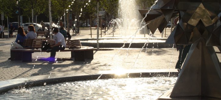 Rettung an heißen Tagen: ein Plätzchen am Brunnen auf dem Richard-Wagner-Platz. Foto: Ralf Julke
