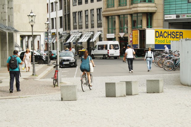 Die wandernden Steine vom Burgplatz als Hinderfnisparcours - hier an der Burgstraße. Foto: Ralf Julke
