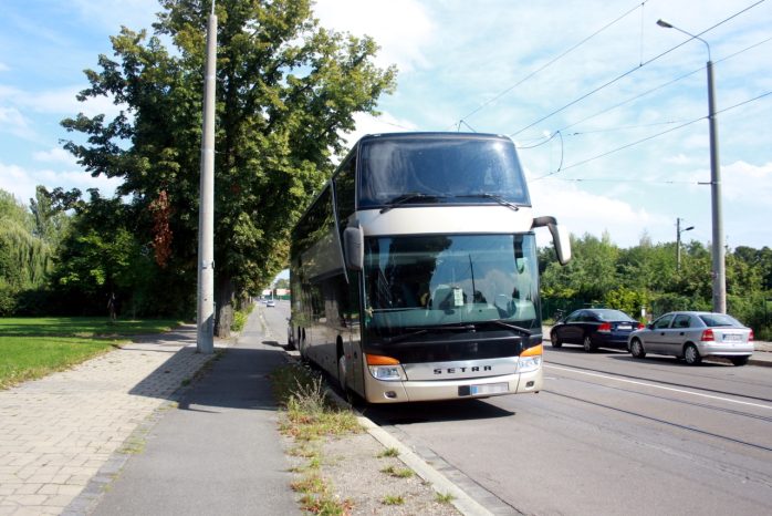 Bus mit den Flüchtlingen nach Heidenau transportiert werden sollten. Foto: Alexander Böhm