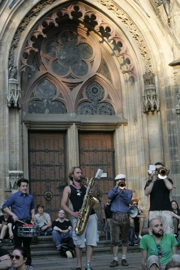 Als Marching Band spielten die "Cakewalkin' Babies" vor dem Eintreffen der Legida-Demonstranten Foto: Sebastian Beyer