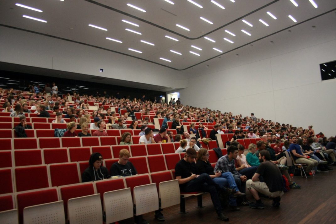 Circa 500 Personen kamen ins Audimax. Foto: Alexander Böhm