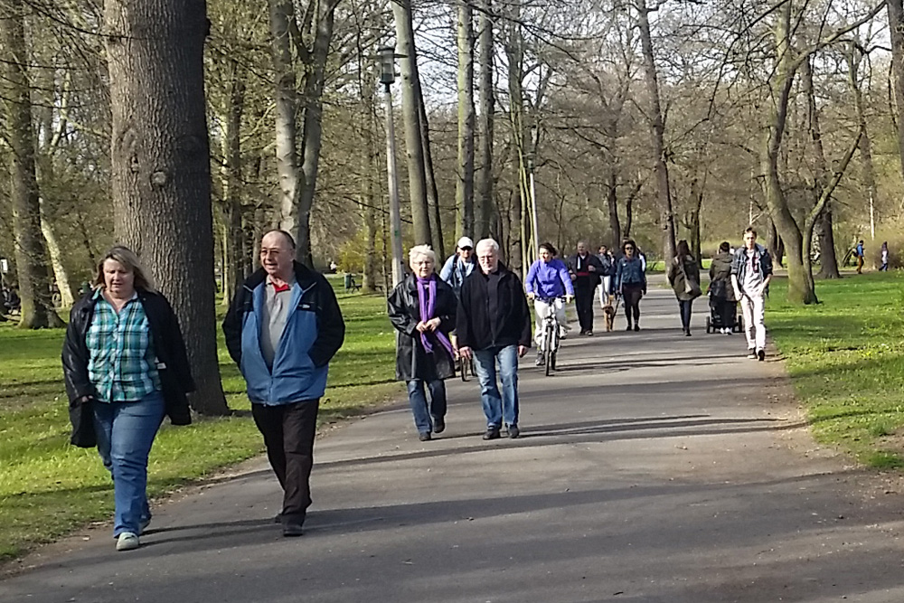 Verweilen und spazieren: Beim ersten Sonnenstrahl treibt's die Leipziger in den Clara-Park. Foto: Marko Hofmann