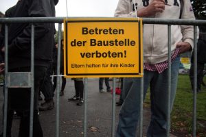 Demonstrativ wurde ein Bauzaun aufgestellt. Foto: Alexander Böhm