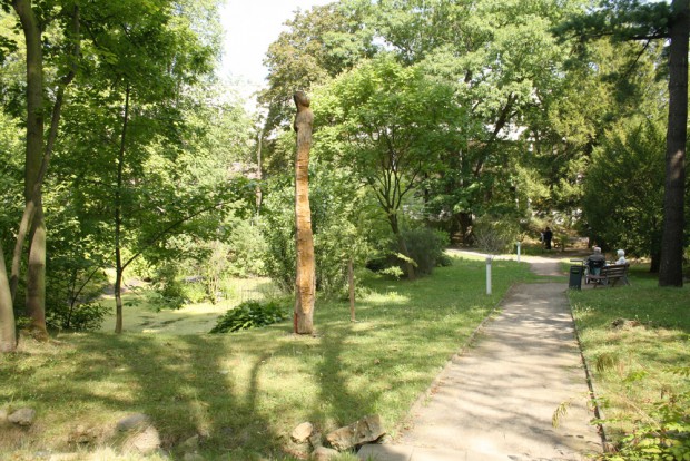 Im Park des Diakonissenkrankenhauses: Links der kleine Teich, davor die Plastik "Gallionsfigur 62" von Reinhard Rösler. Foto: Ralf Julke