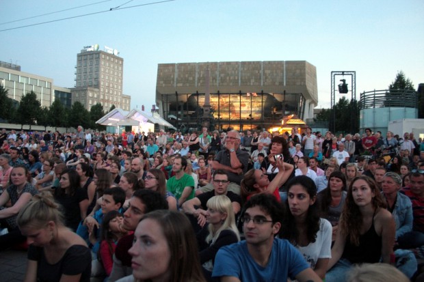 Die Zuhörer sitzend und stehend vor dem Gewandhaus. Foto: Alexander Böhm