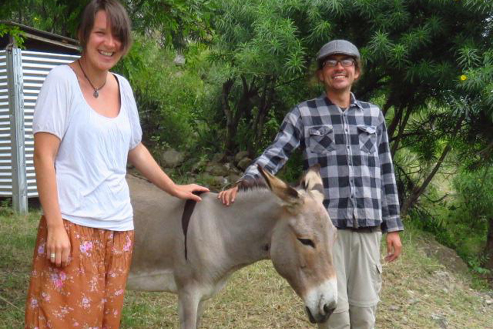 Wibke, Wolfgang und der noch namenlose Esel vor Aufbruch zur großen Tour. Foto: Donkeywalk.weebly.com