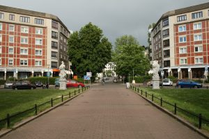 Aufgelockertes Fleckchen im Kolonnadenviertel: Dorotheenplatz mit Blick zur Otto-Schill-Straße. Foto: Ralf Julke