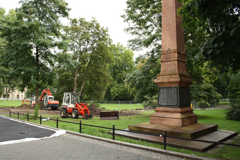 Der fünfstämmige Silberahorn ist gefällt, der Eisenbahnobelisk steht noch am alten (falschen) Ort. Foto: Ralf Julke