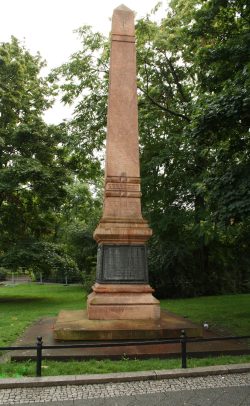 Komplettansicht des Obelisken am verrückten Standort. Foto: Ralf Julke