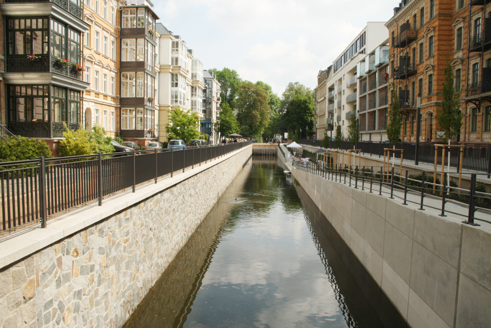 Haben auch eine wichtige Klimafunktion für die Stadt: kleine Wasserläufe wie hier der Elstermühlgraben. Foto: Ralf Julke