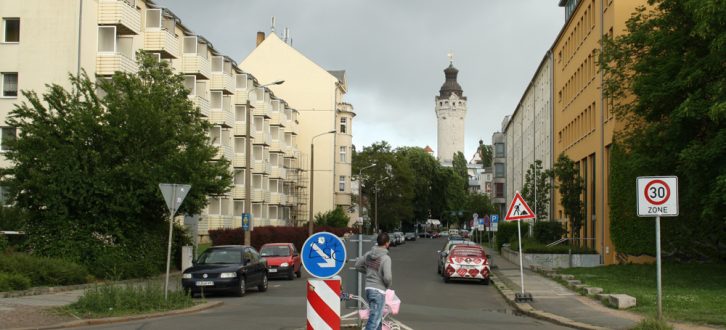 Von Neubauten aus der DDR-Zeit geprägt: Elsterstraße im Kolonnadenviertel. Foto: Ralf Julke