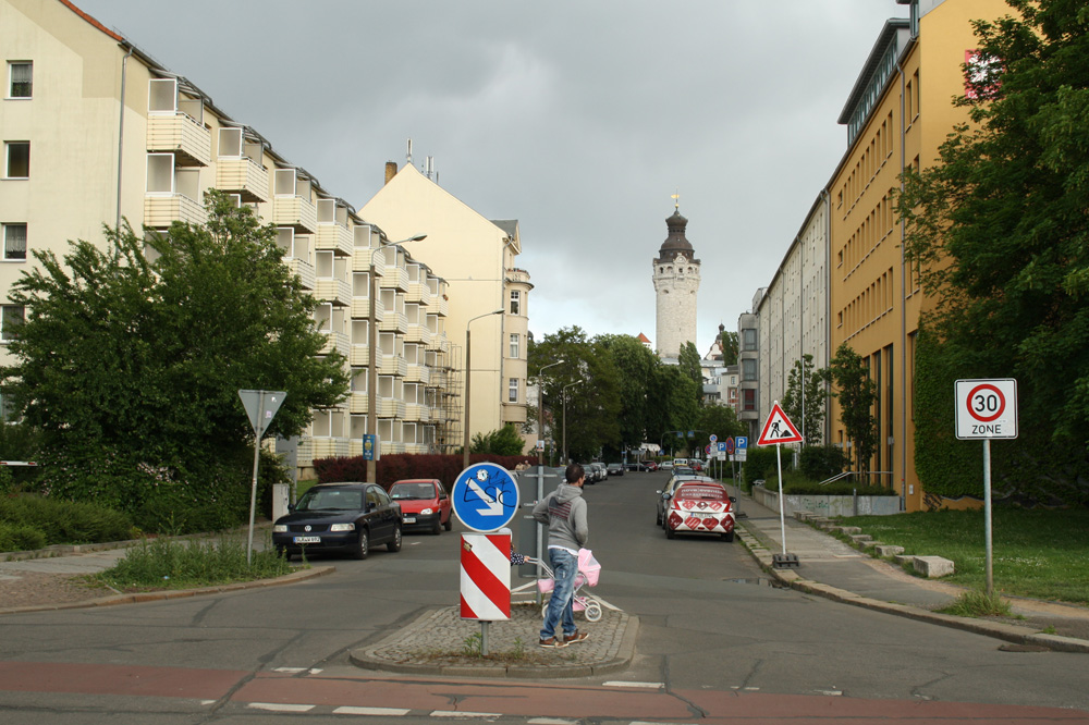 Von Neubauten aus der DDR-Zeit geprägt: Elsterstraße im Kolonnadenviertel. Foto: Ralf Julke