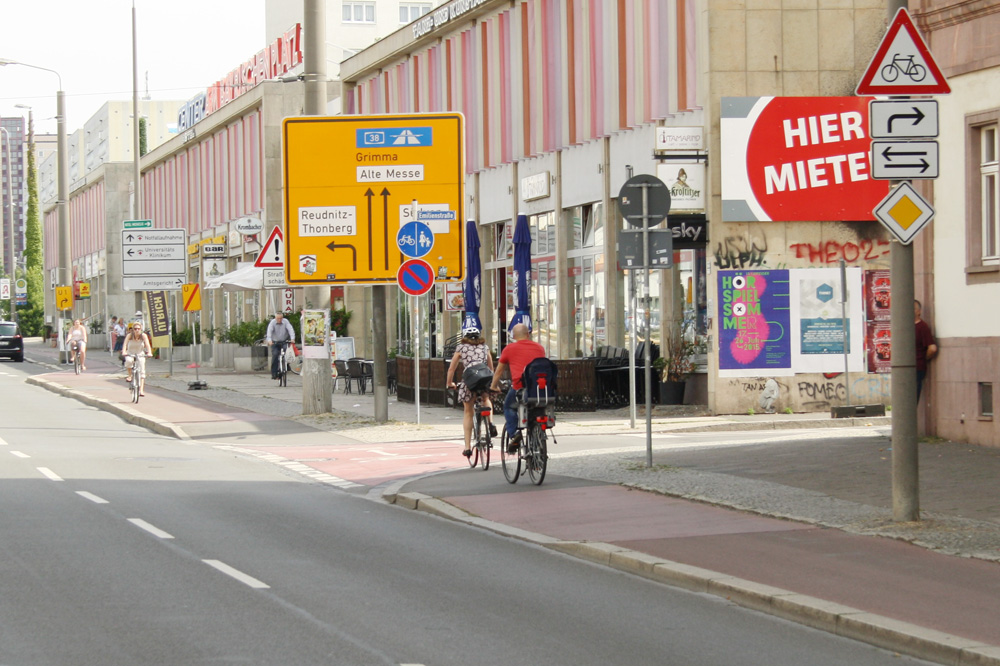 Da helfen alle Warnzeichen nichts: Die Mündung der Emilienstraße in die Windmühlenstraße ist ein hochgefährlicher Punkt. Foto: Ralf Julke