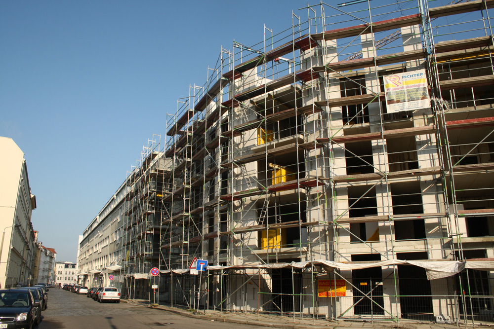 Wohnungsbau - wie hier in der Emilienstraße - lohnt sich in Leipzig wieder - aber die neuen Mieten übersteigen meist die finanziellen Möglichkeiten vieler Wohnungssuchender. Foto: Ralf Julke