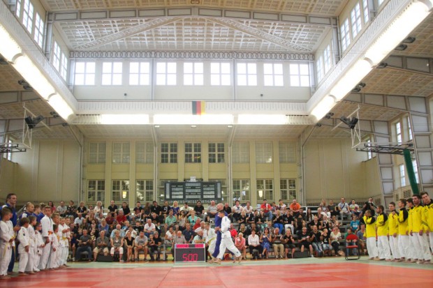 Für gewöhnlich ist die Ernst-Grube-Halle ein Ort für Training und Sportwettkämpfe (im Bild: Judo-Bundesliga), nun soll sie kurzfristig als Notunterkunft dienen. Foto: Jan Kaefer