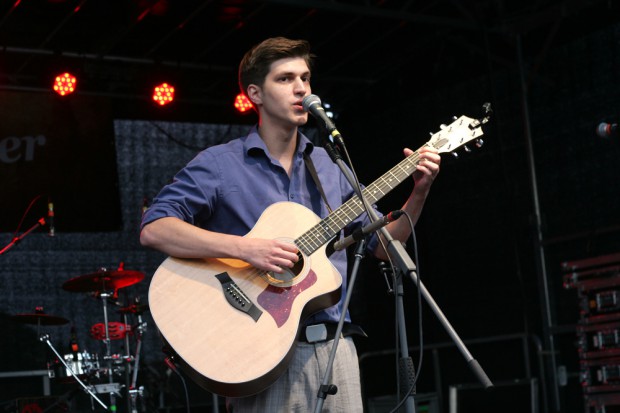 Mit melodiöser Gitarre und bitterbösen Texten kannte Falk kein Tabu Foto: Sebastian Beyer