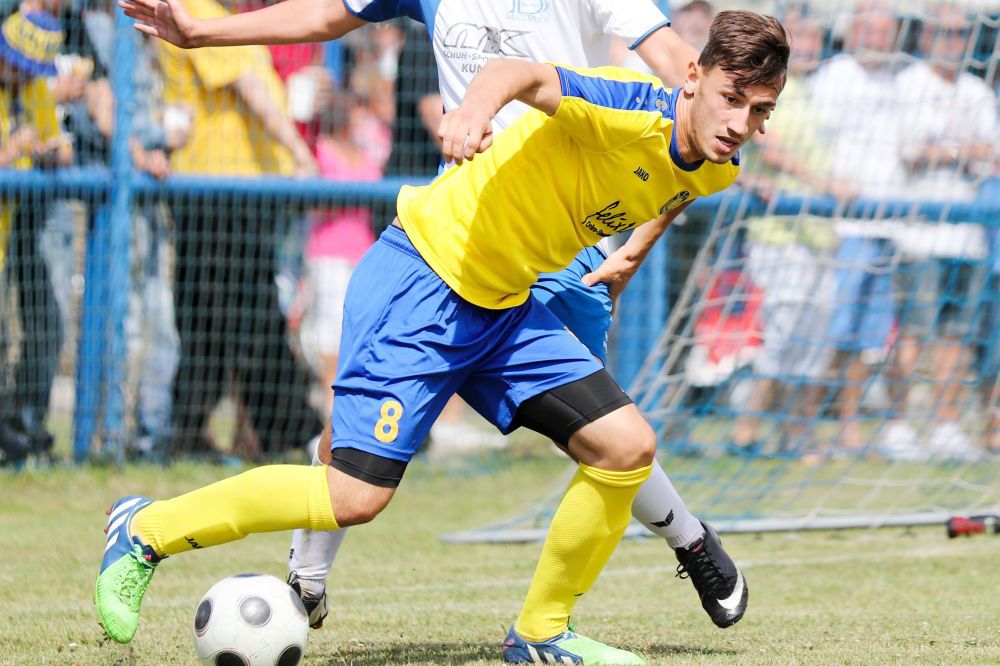 Faton Ademi lernt Blau Weiß Deutzen kennen. Foto: Bernd Scharfe
