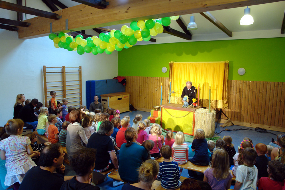 Figurentheater im Turnraum. Foto: Springmäuschen