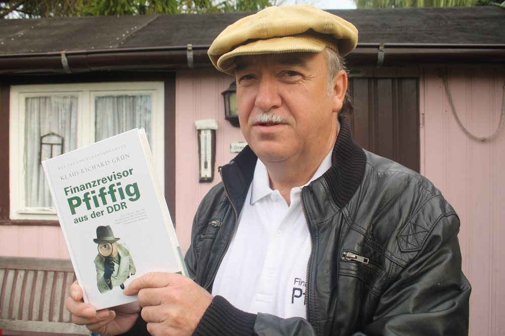 Klaus Richard Grün mit seinem Buch "Finanzrevisor Pfiffig aus der DDR". Foto: Ralf Julke