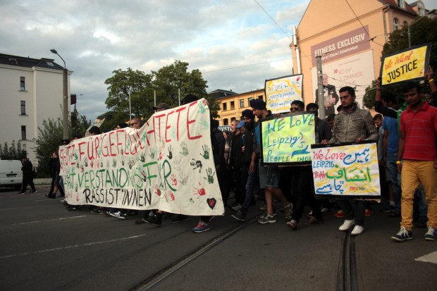 Flüchtlinge und Aktivisten protestieren zusammen am 25. August in Connewitz. Foto: L-IZ