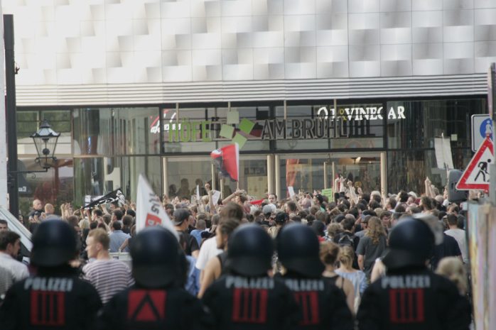 Auch die Gegendemonstranten liefen wieder zurück zum Brühl Foto: Sebastian Beyer