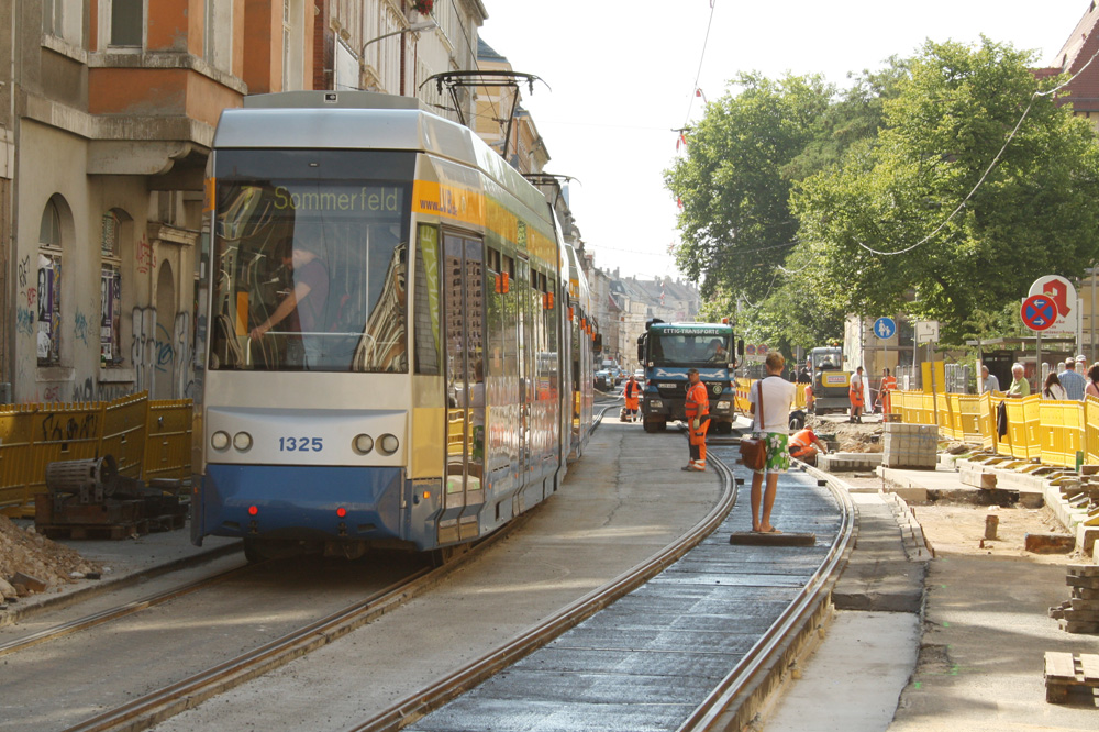 Linie 7 fährt durch die Baustelle direkt vor der künftigen Haltestelle Diakonissenhaus. Foto: Ralf Julke