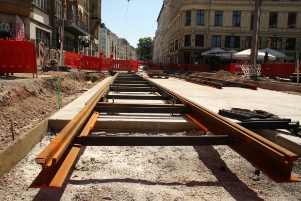 Am "Münzplatz" sind die ersten Gleise verlegt. Foto: Ralf Julke
