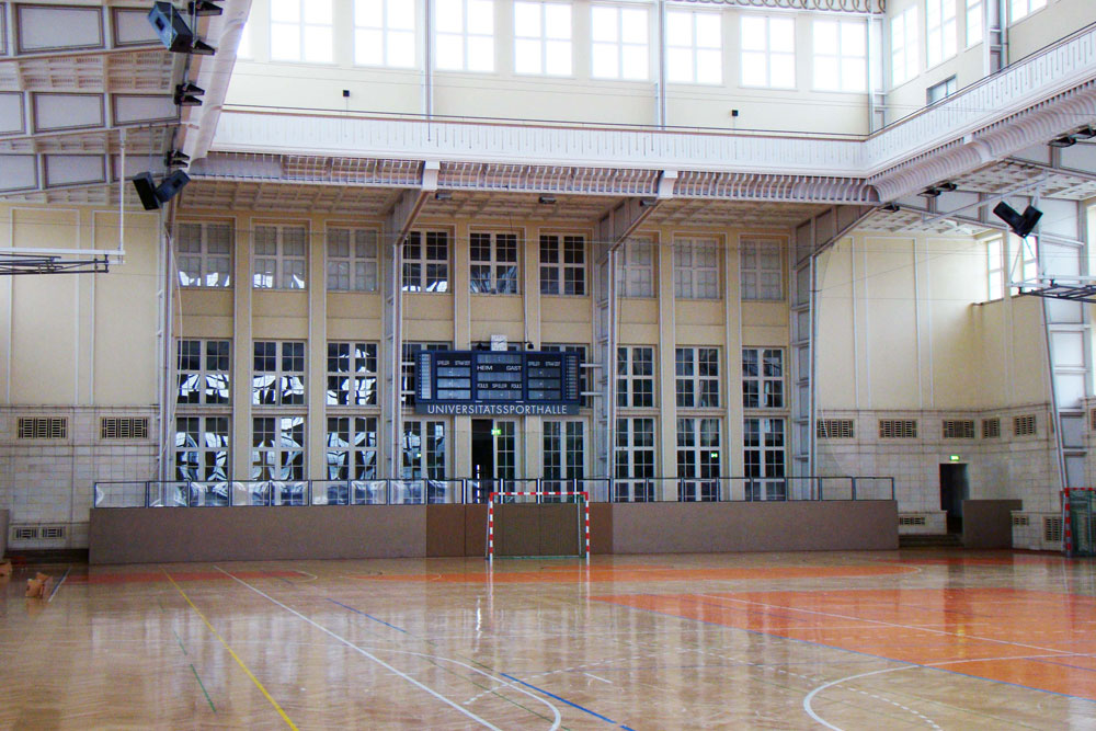 Kurzfristig zur Erstaufnahmeeinrichtung gemacht: die Ernst-Grube-Halle. Foto: Universität Leipzig